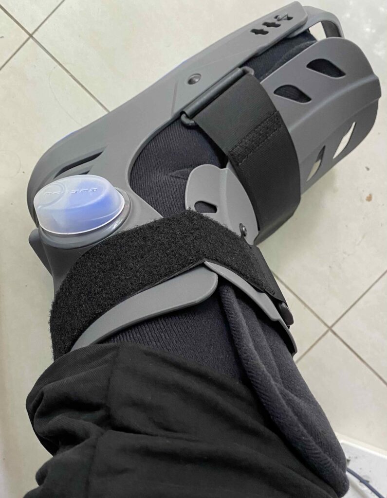 A white plastic cap covers the air bladder and green cap release area, to protect this air bladder system.